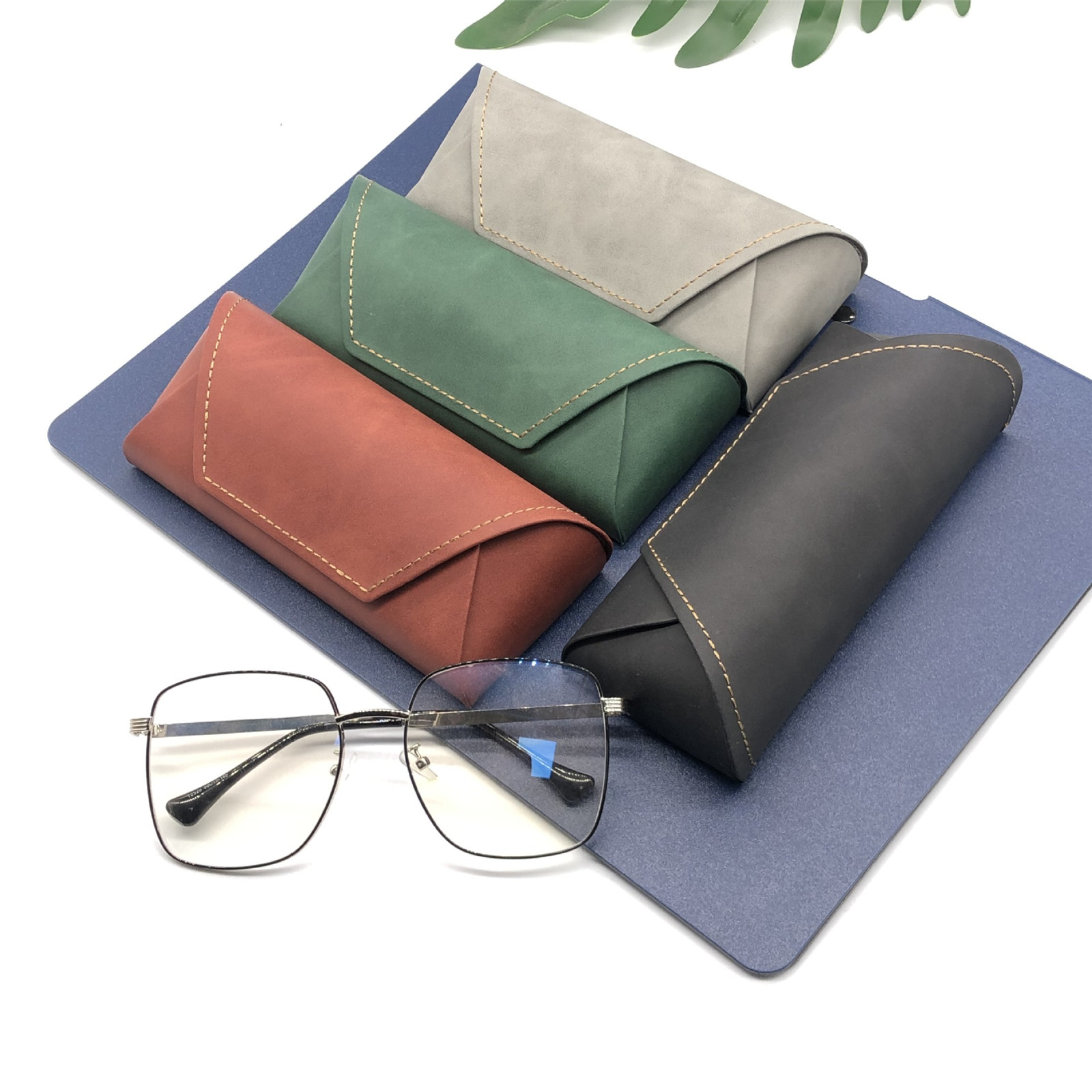 Travel Accessories Gift Ideas - Футляр для очков из ПУ и